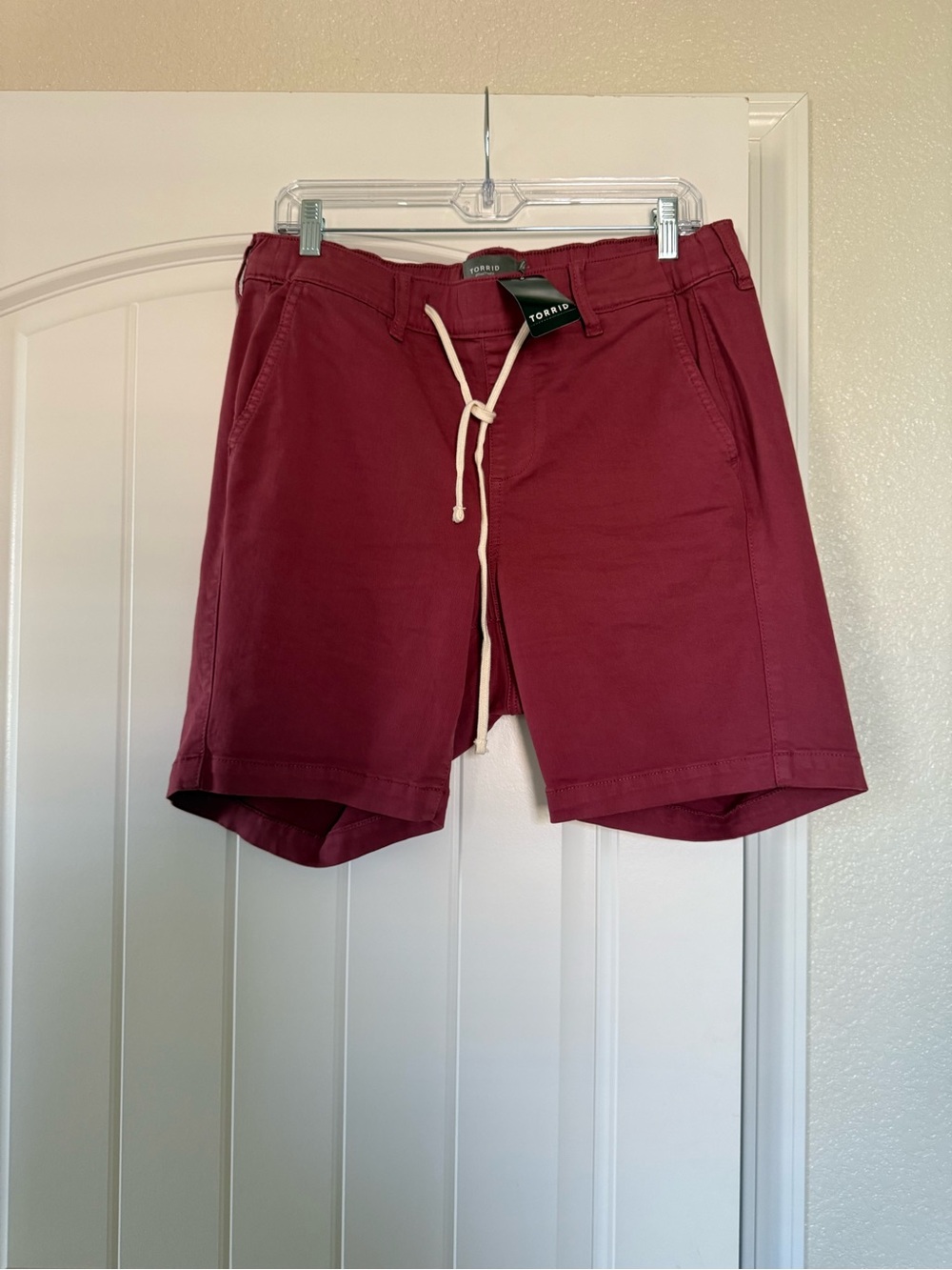 Torrid 8 inch burgundy weekend stretch Bermuda shorts with pockets 0 L 12 NWT